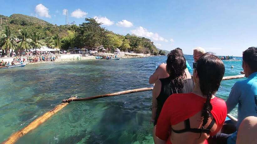 Oslob: Whaleshark Watching, Sumilon Island & Monkey Viewing - The crowd question: how to get the most out of a mass-attraction setting