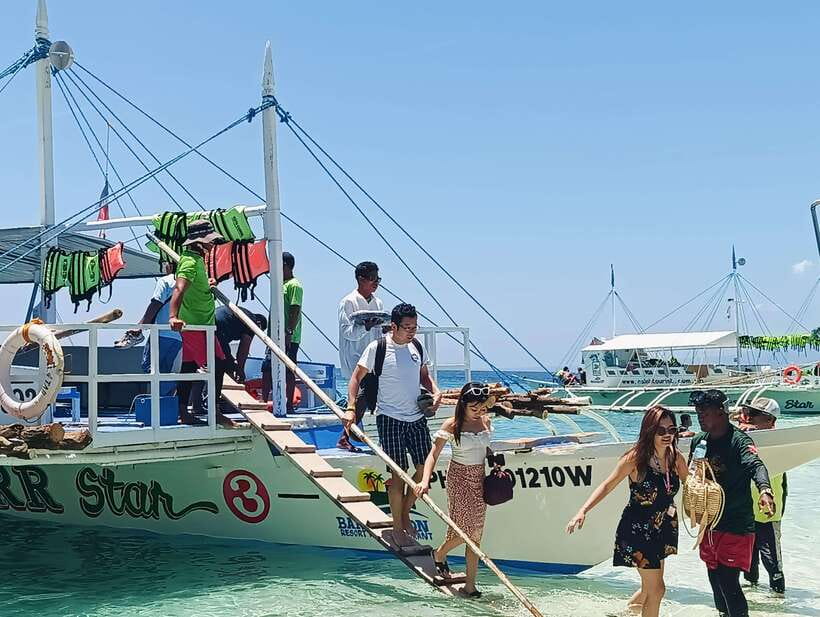 Oslob: Whaleshark Watching, Tumalog Falls & Sumilon Island - Oslob whale shark watching: safety first, then the slow magic